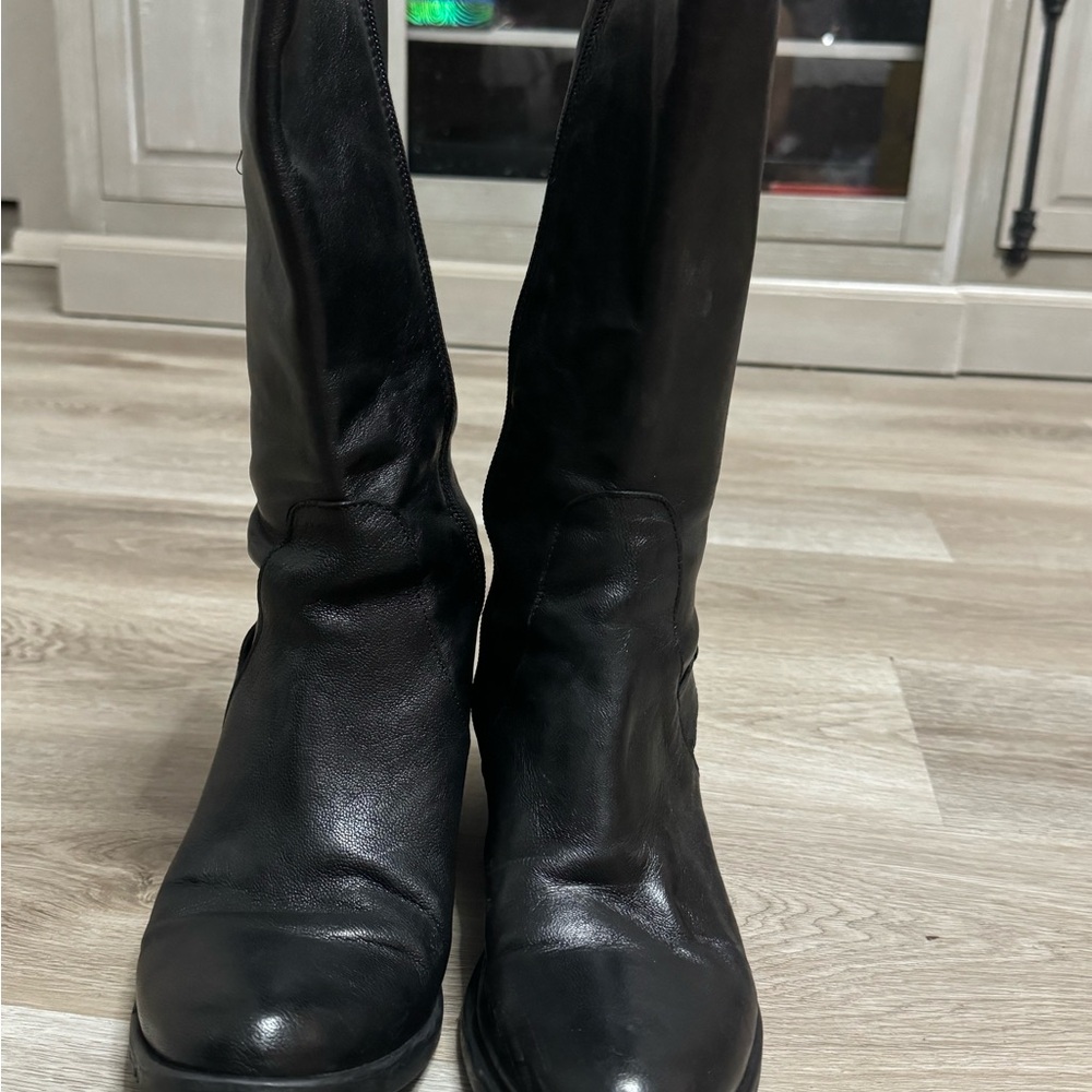 Black leather boots in good pre loved condition